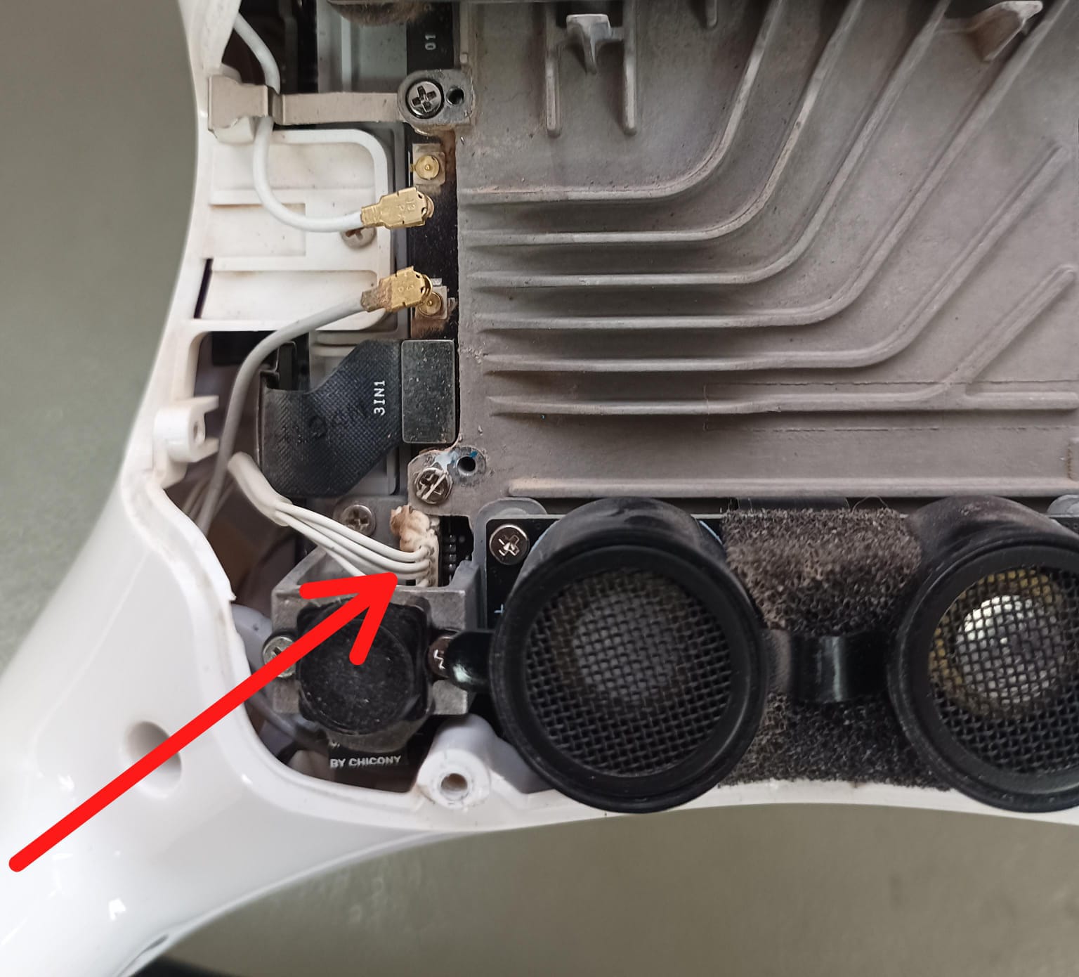 Conexión de uno de los módulos de brujula en la aeronave